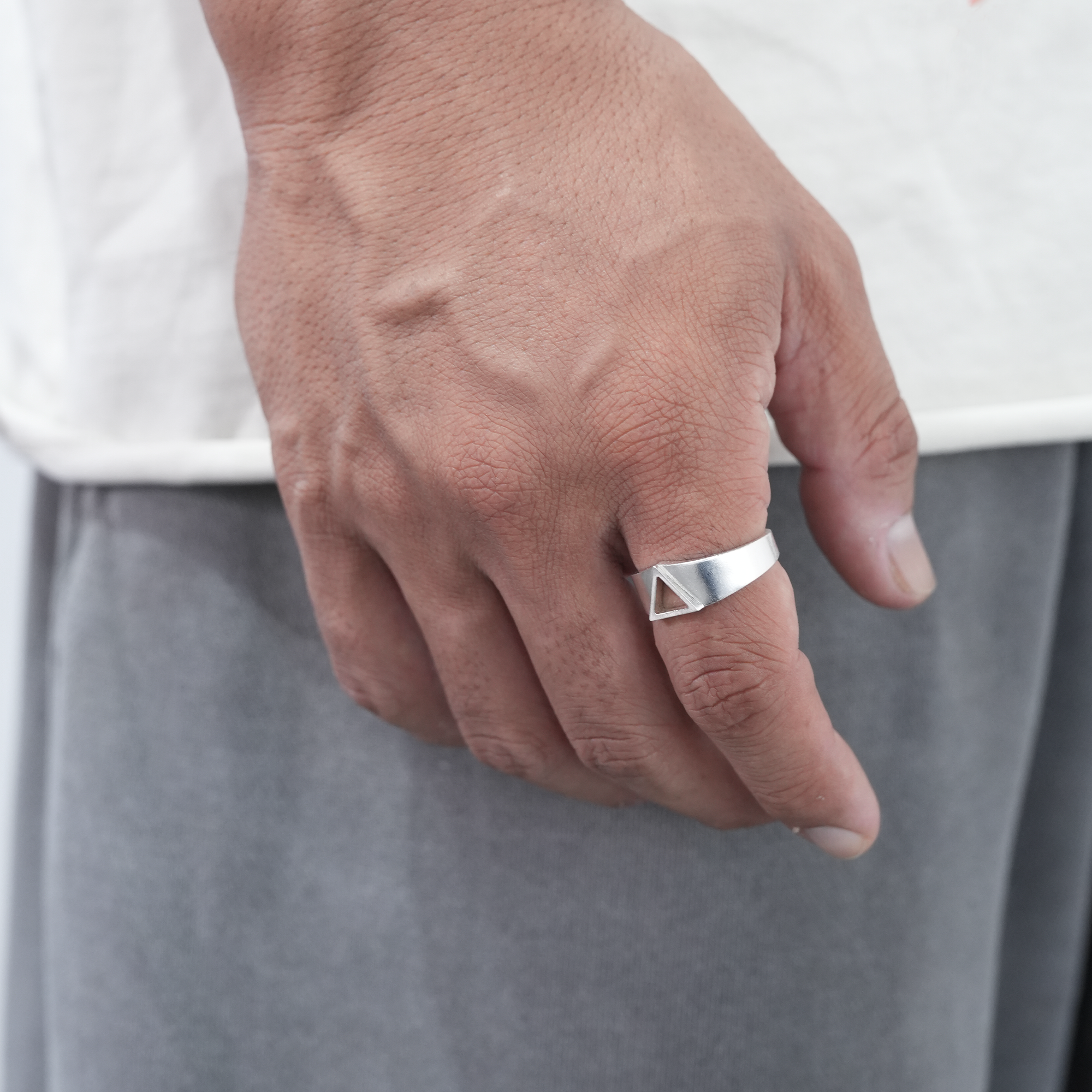 ADJUSTABLE TRIANGLE RING