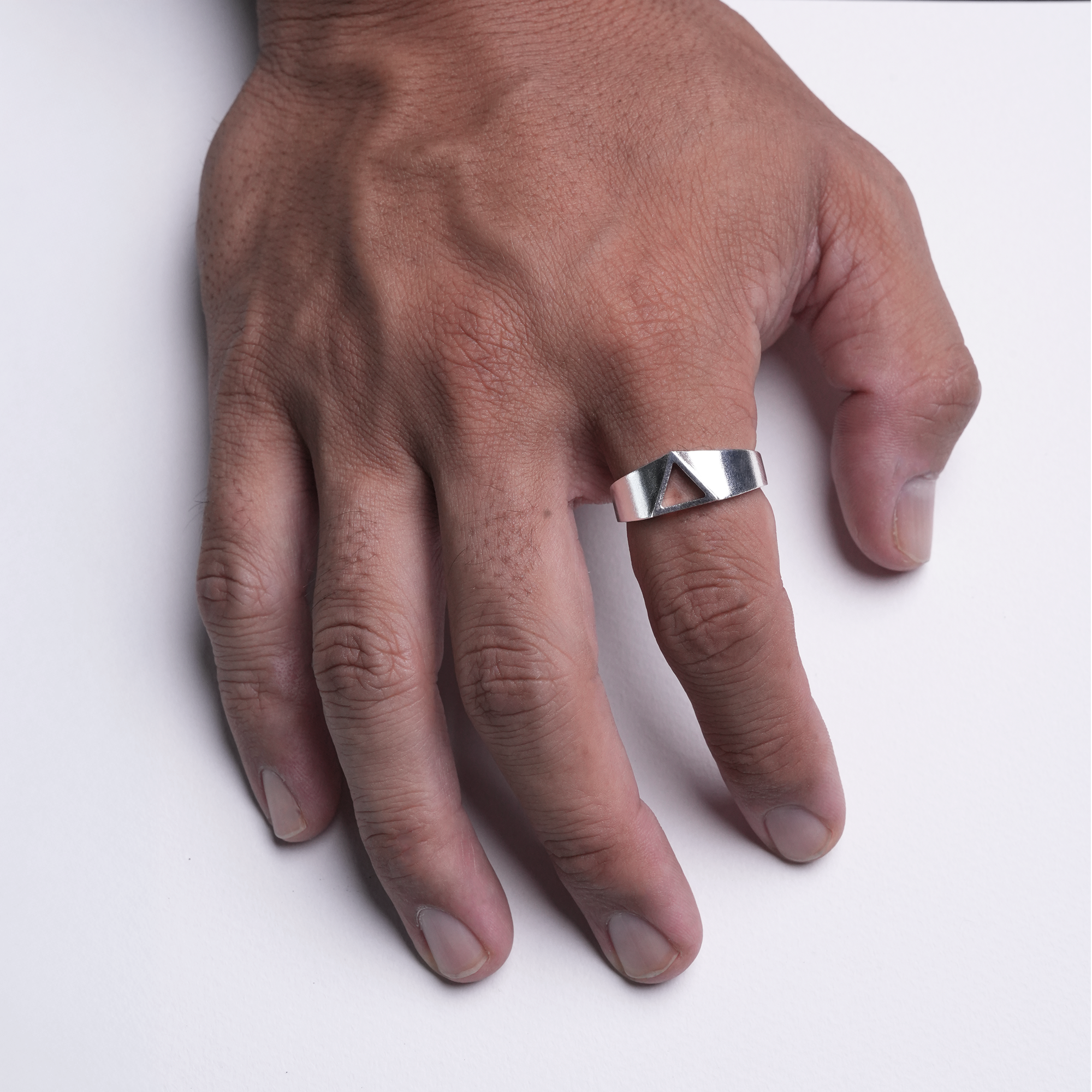 ADJUSTABLE TRIANGLE RING